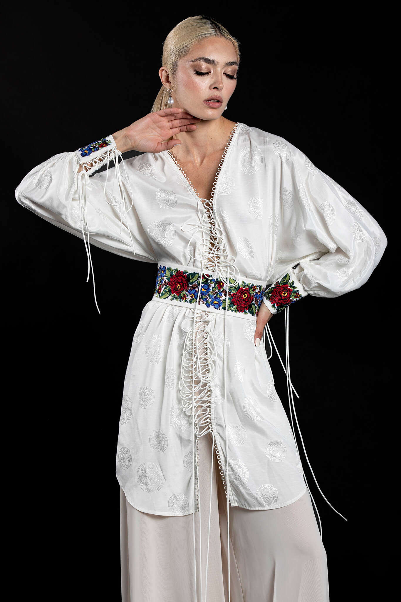 camasa-din-matase-cu-brau-cu-motive-traditionale-1-colectia-sfera-by-aida-lorena-atelier