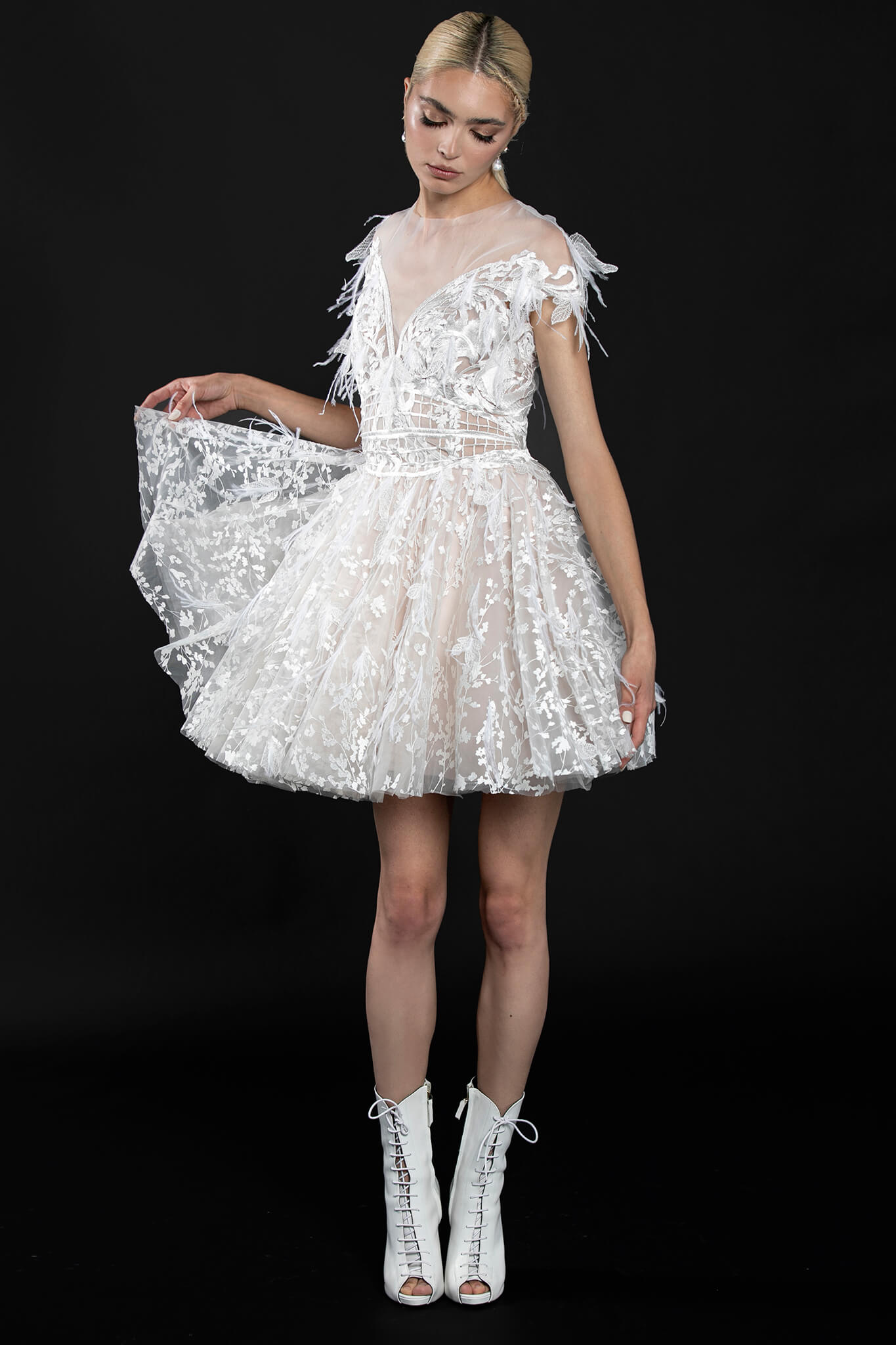 rochie-din-tulle-de-matase-cu-broderie-manual-3d-cu-pene-1-colectia-sfera-by-aida-lorena-atelier