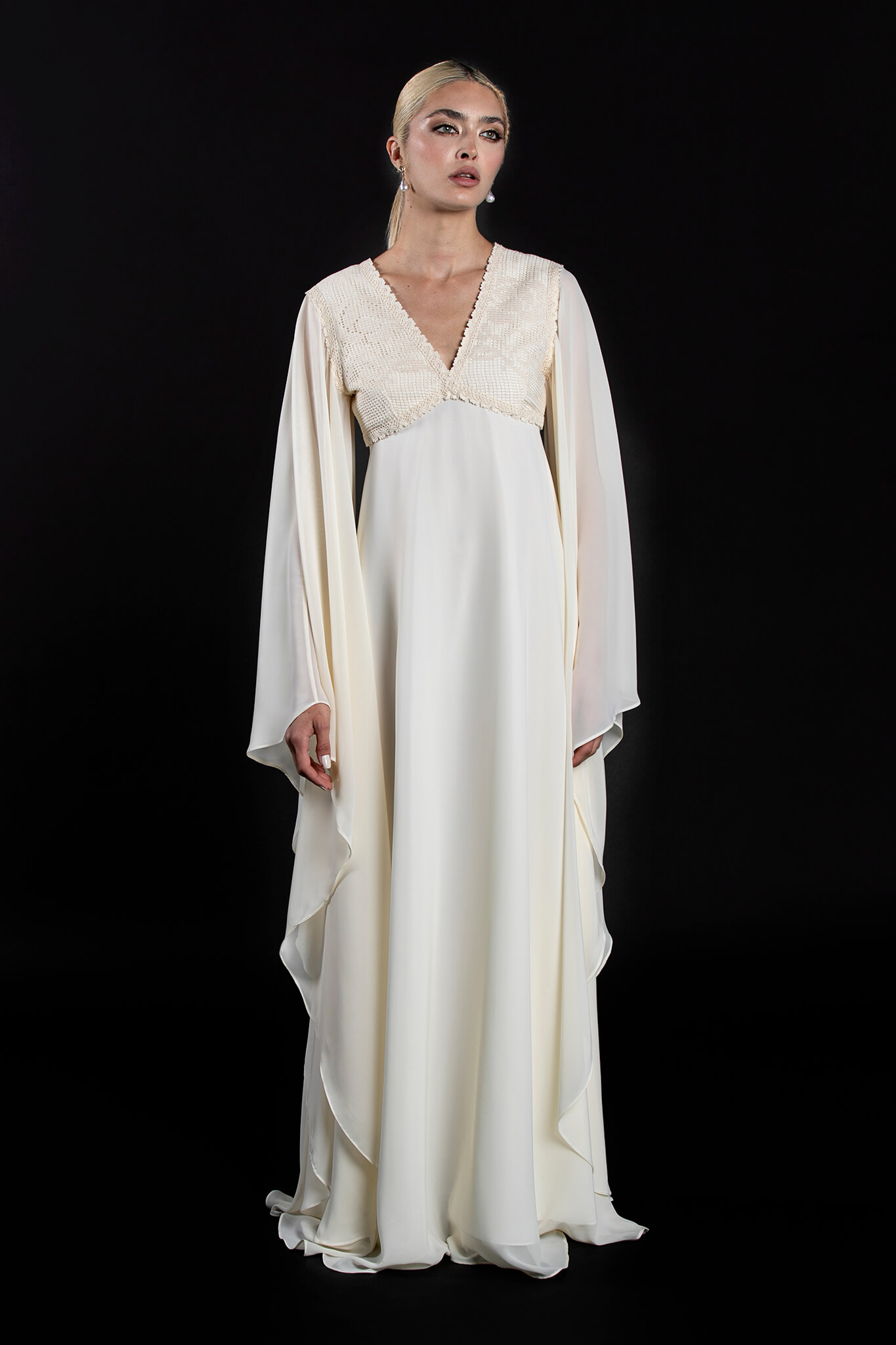 rochie-din-voal-cu-maneci-supradimensionate-si-broderie-din-bumbac-1-colectia-sfera-by-aida-lorena-atelier